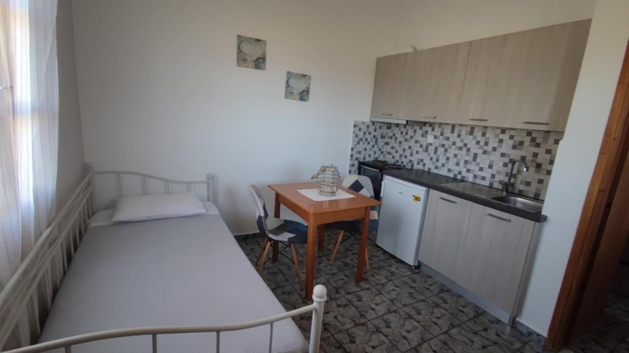 Apartamento Tramonto Nel Delfini Kini Exterior foto